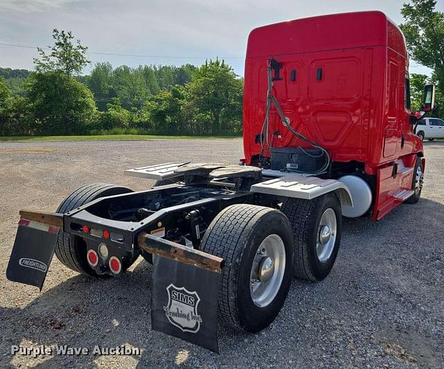Image of Freightliner Cascadia 125 equipment image 4