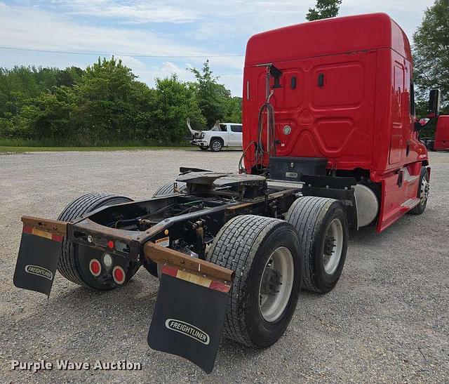 Image of Freightliner Cascadia 125 equipment image 4