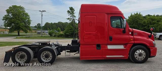 Image of Freightliner Cascadia 125 equipment image 3