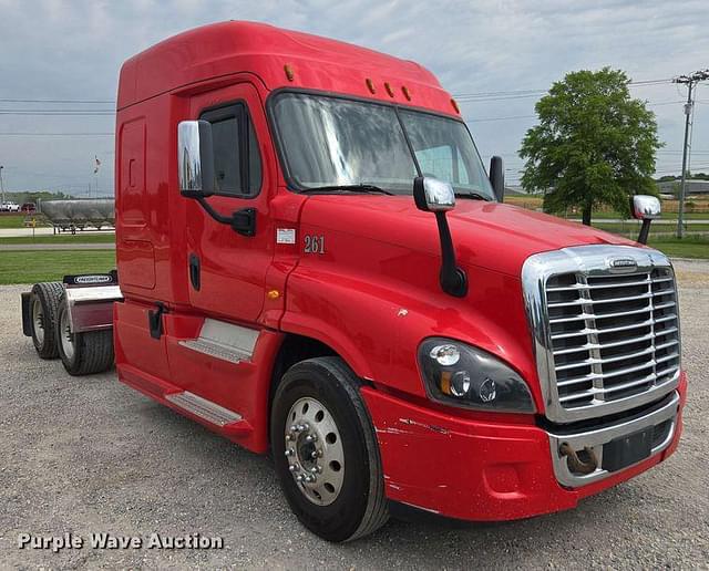Image of Freightliner Cascadia 125 equipment image 2