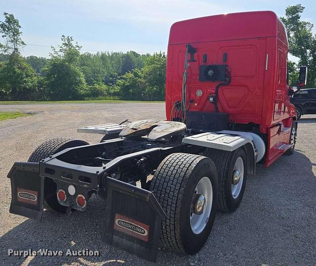 Image of Freightliner Cascadia 125 equipment image 4