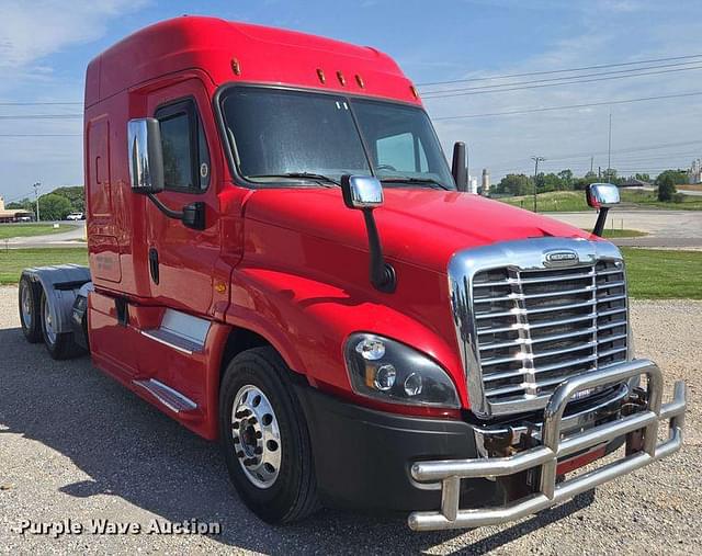 Image of Freightliner Cascadia 125 equipment image 2