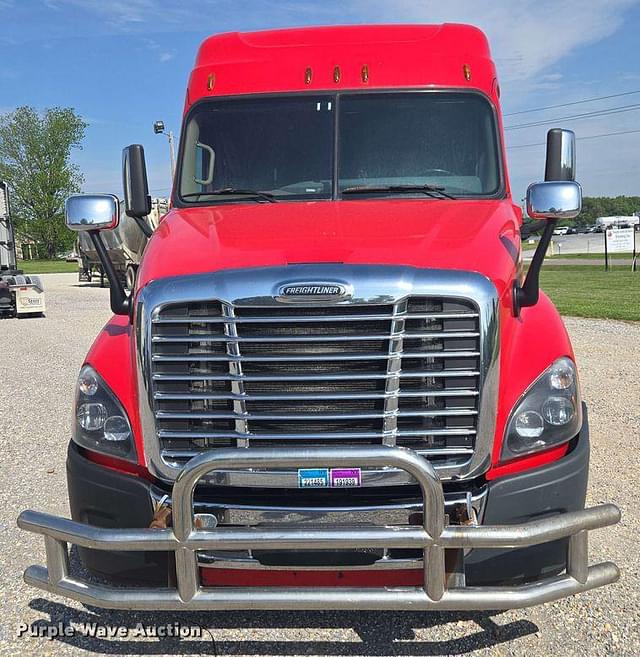 Image of Freightliner Cascadia 125 equipment image 1