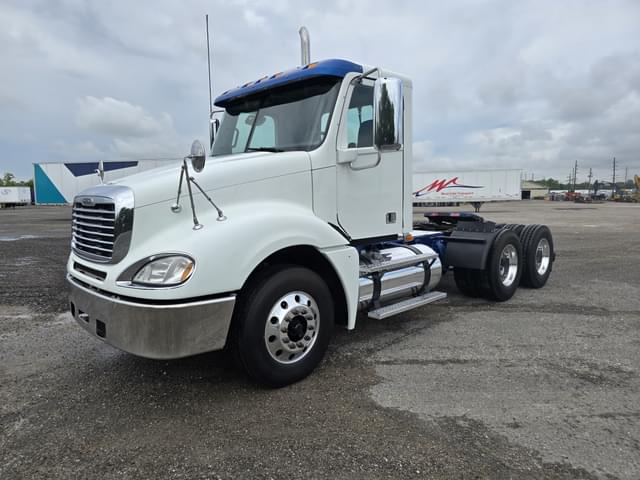 Image of Freightliner Columbia 120 equipment image 2