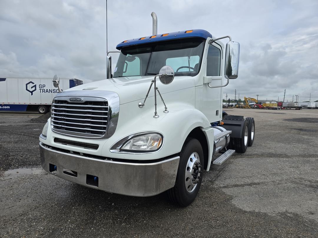 Image of Freightliner Columbia 120 Primary image