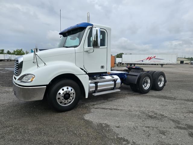 Image of Freightliner Columbia 120 equipment image 3