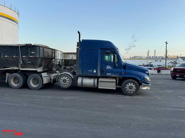 Image of Freightliner Columbia 120 equipment image 4