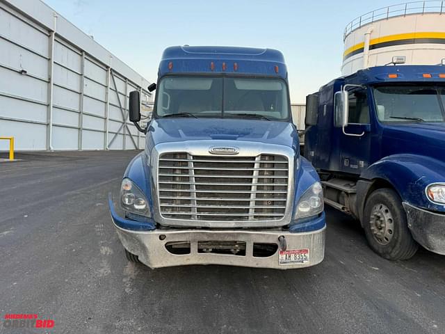 Image of Freightliner Columbia 120 equipment image 1