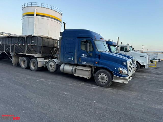 Image of Freightliner Columbia 120 equipment image 3