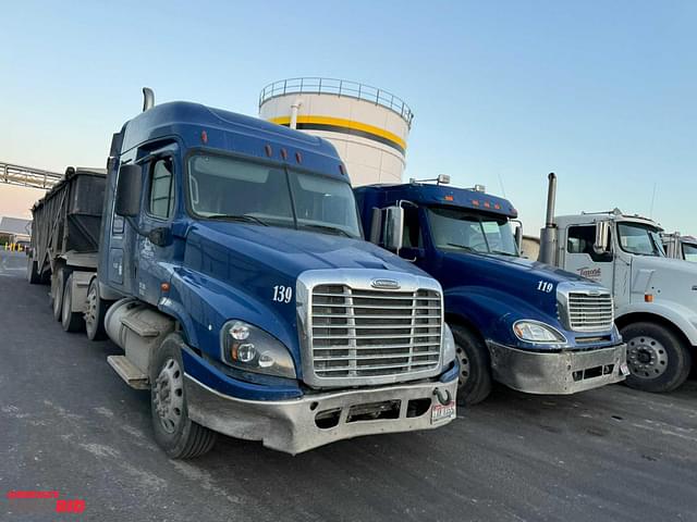 Image of Freightliner Columbia 120 equipment image 2