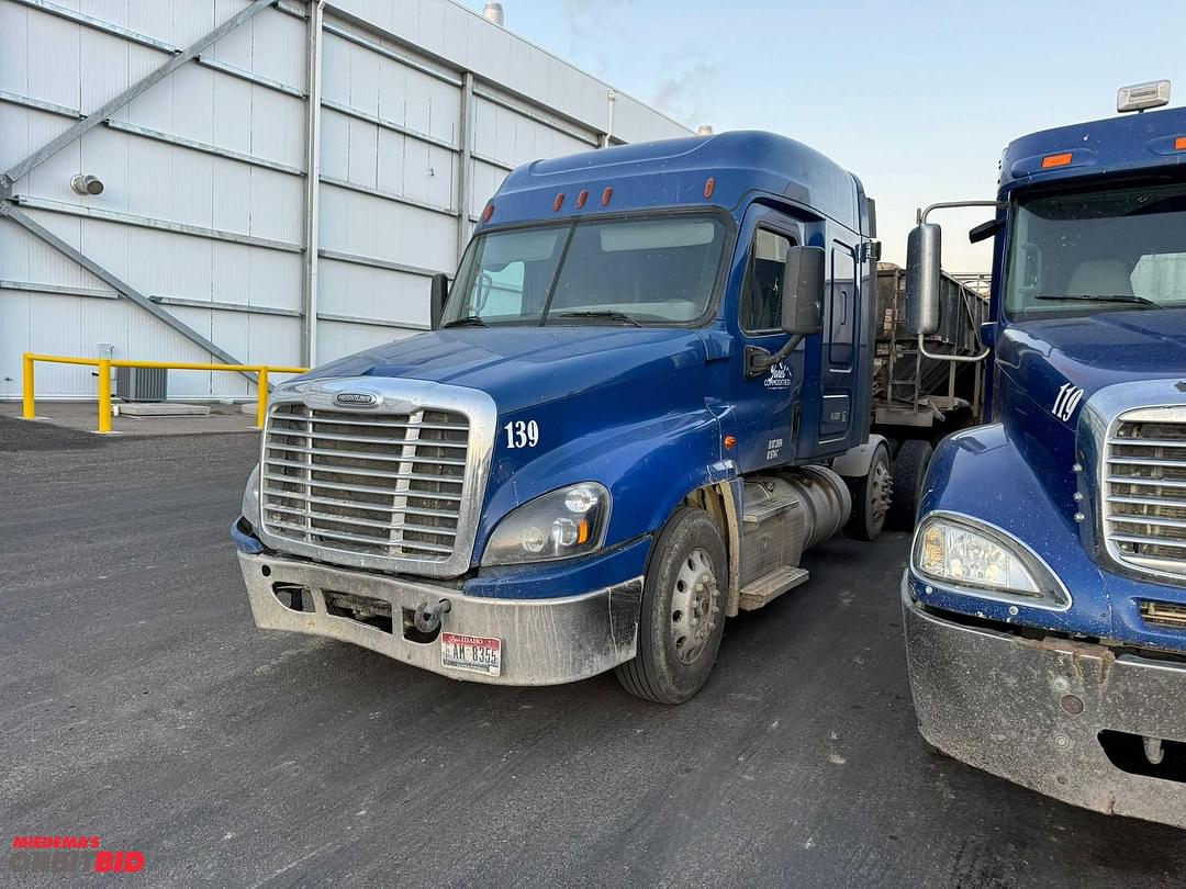 Image of Freightliner Columbia 120 Primary image