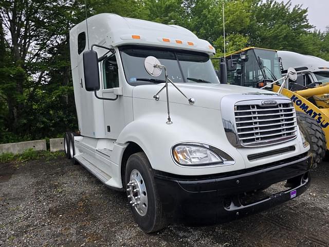 Image of Freightliner Columbia equipment image 2