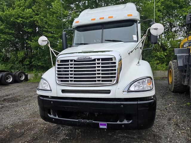 Image of Freightliner Columbia equipment image 1