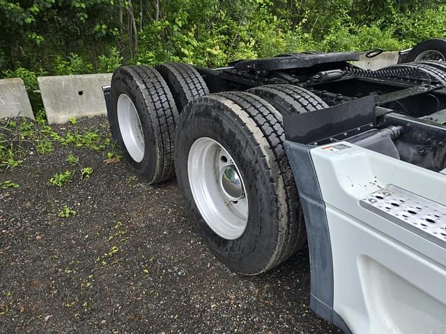 Image of Freightliner Columbia equipment image 4