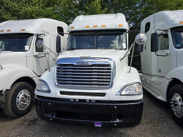 Image of Freightliner Columbia equipment image 1