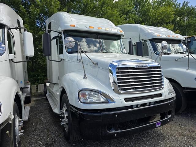 Image of Freightliner Columbia equipment image 2