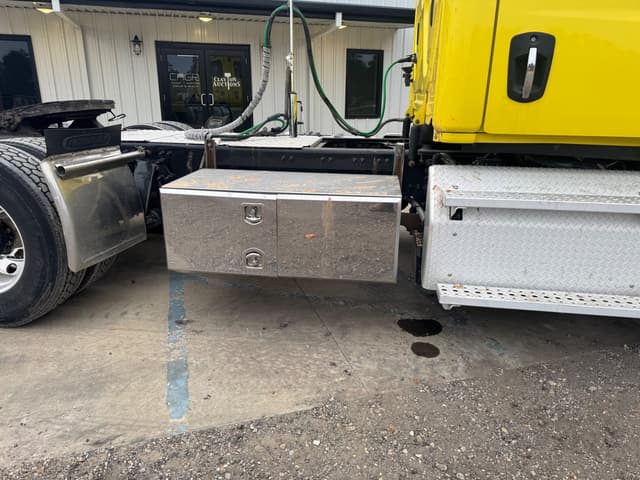 Image of Freightliner Cascadia equipment image 1