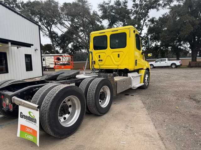 Image of Freightliner Cascadia equipment image 3