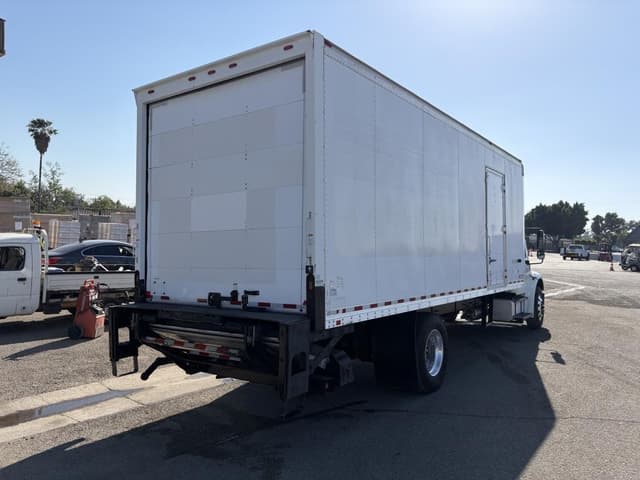 Image of Freightliner M2106 equipment image 2