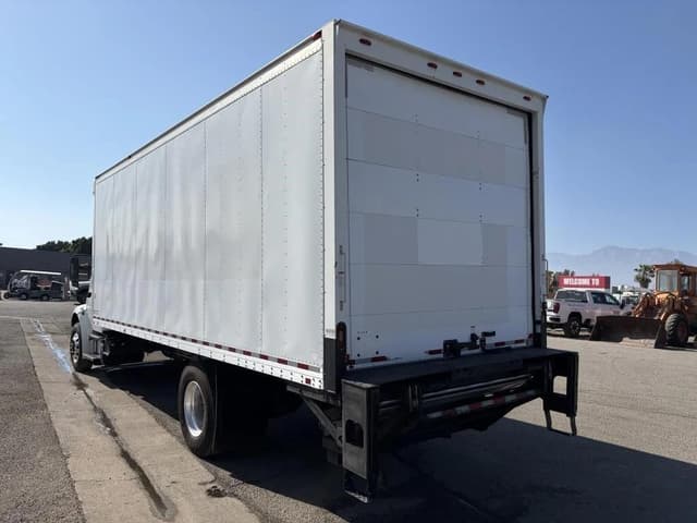 Image of Freightliner M2106 equipment image 3