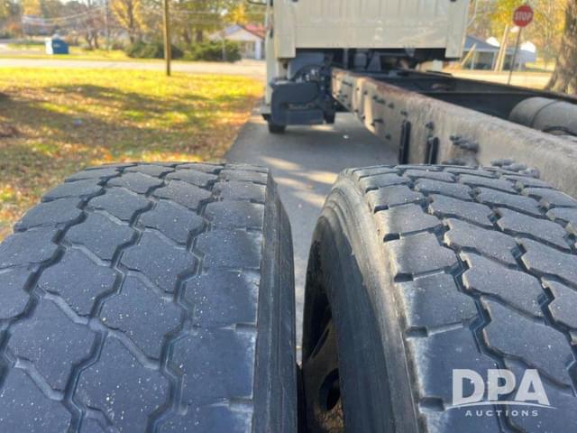 Image of Freightliner M2 106 equipment image 4