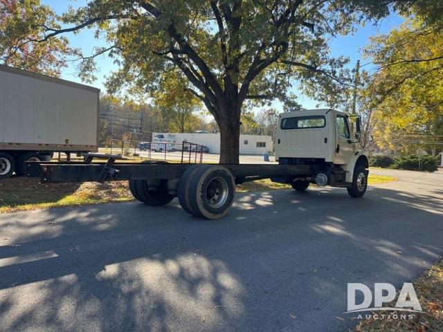 Image of Freightliner M2 106 equipment image 2