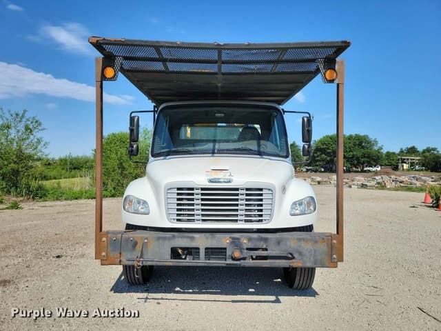 Image of Freightliner M2 106 equipment image 1