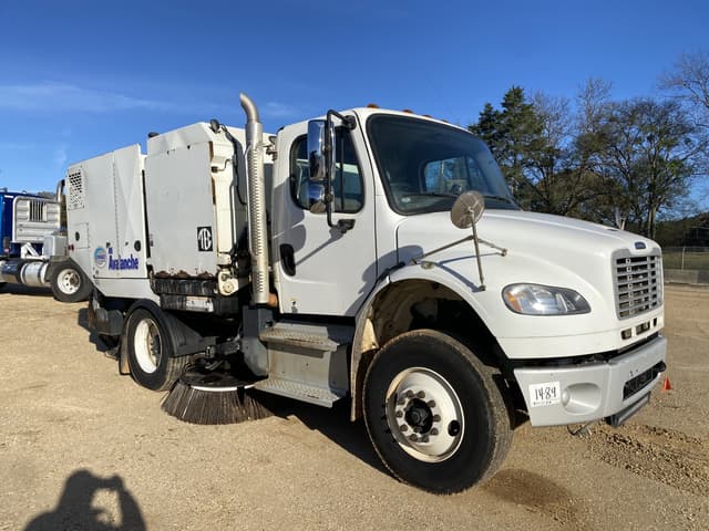 Image of Freightliner M2 equipment image 3