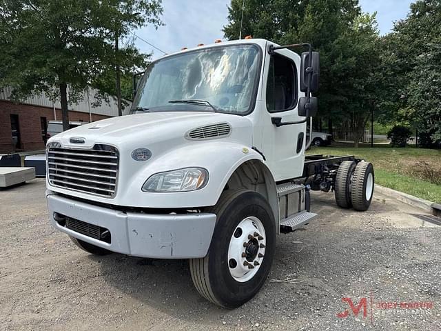 Image of Freightliner M2 equipment image 3