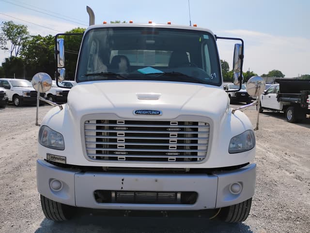 Image of Freightliner M2 equipment image 4