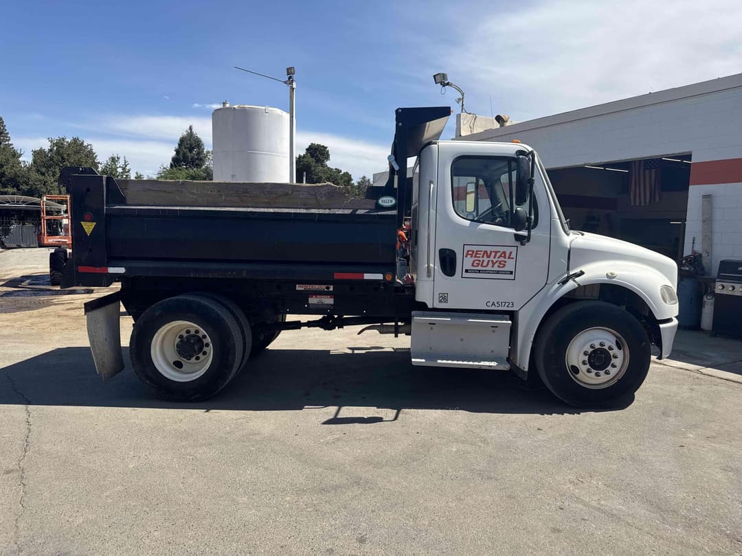Image of Freightliner M2106 Image 0