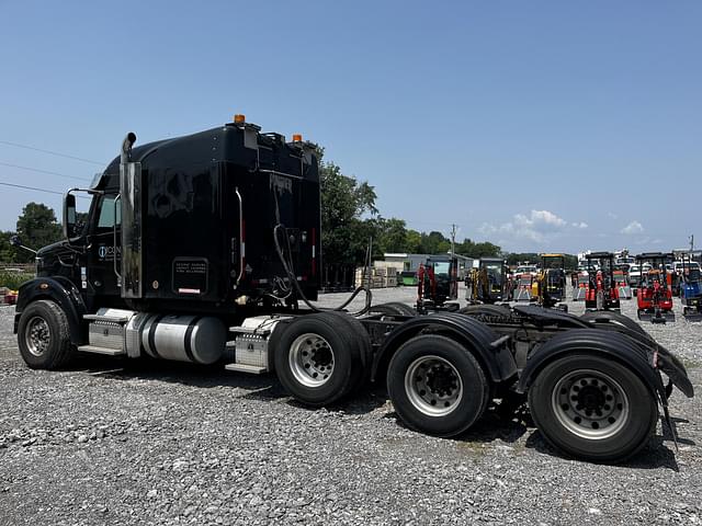 Image of Freightliner SD122 equipment image 1