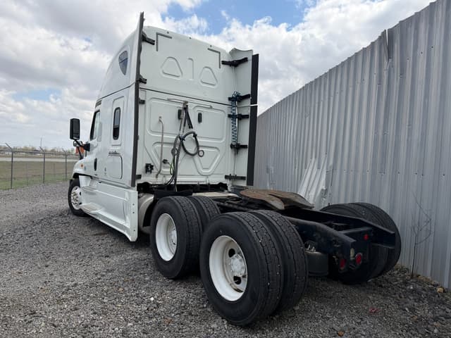Image of Freightliner Cascadia equipment image 3
