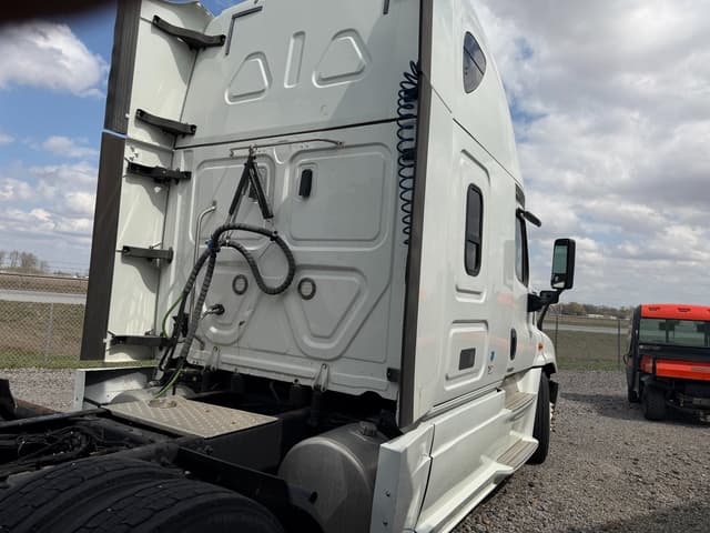 Image of Freightliner Cascadia equipment image 2