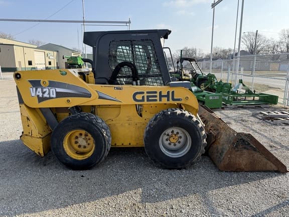 Image of Gehl V420 equipment image 2