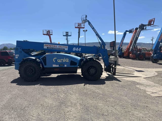 Image of Genie GTH-844 equipment image 2