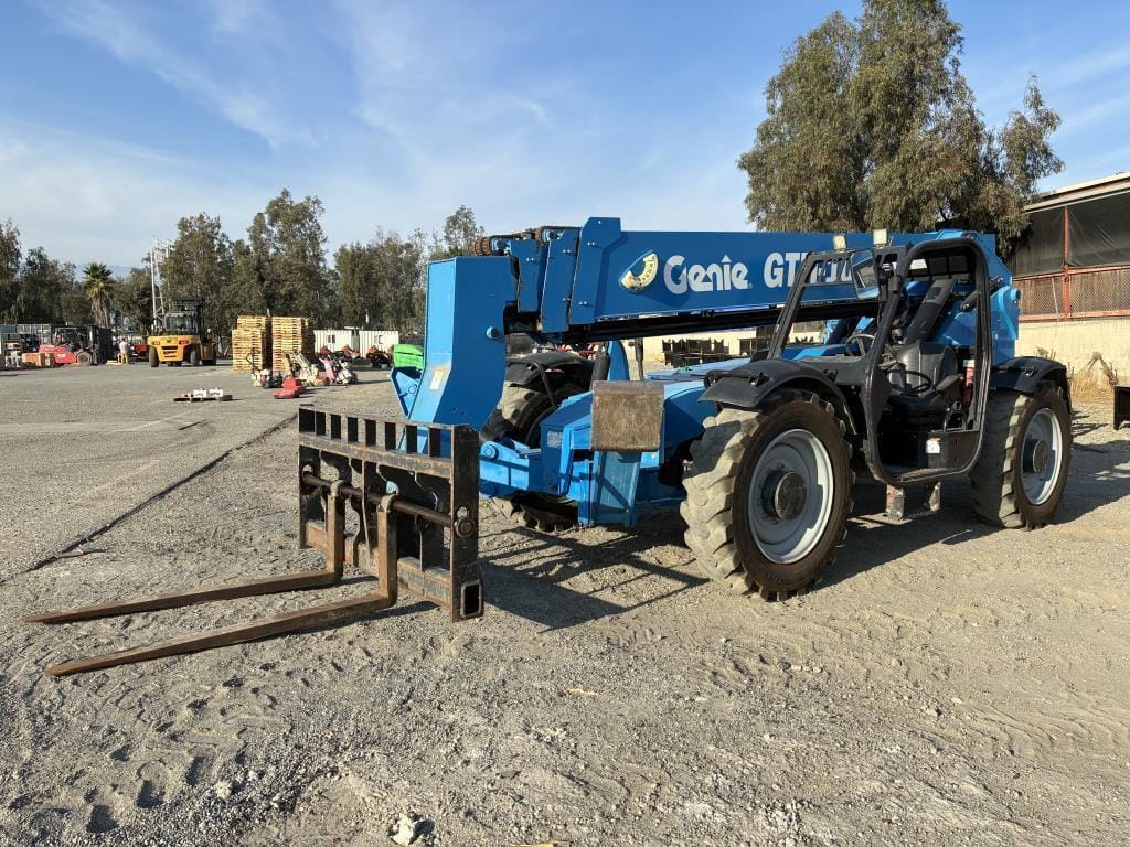2018 Genie GTH1056 Equipment Image0