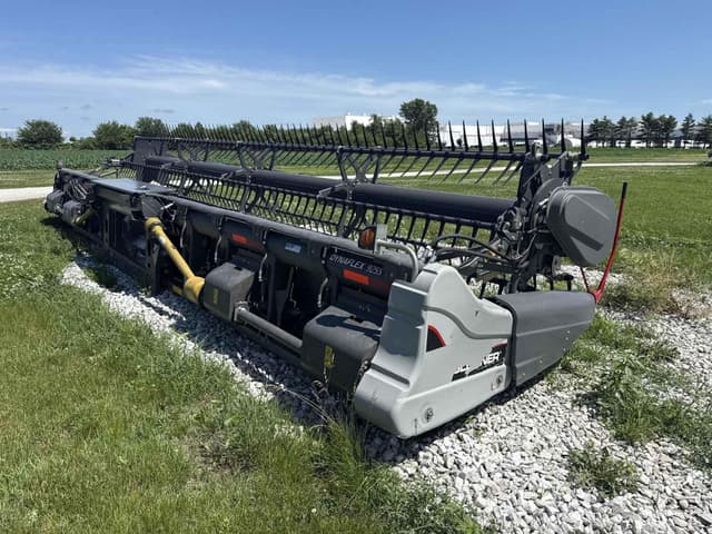 Image of Gleaner 9255 equipment image 4
