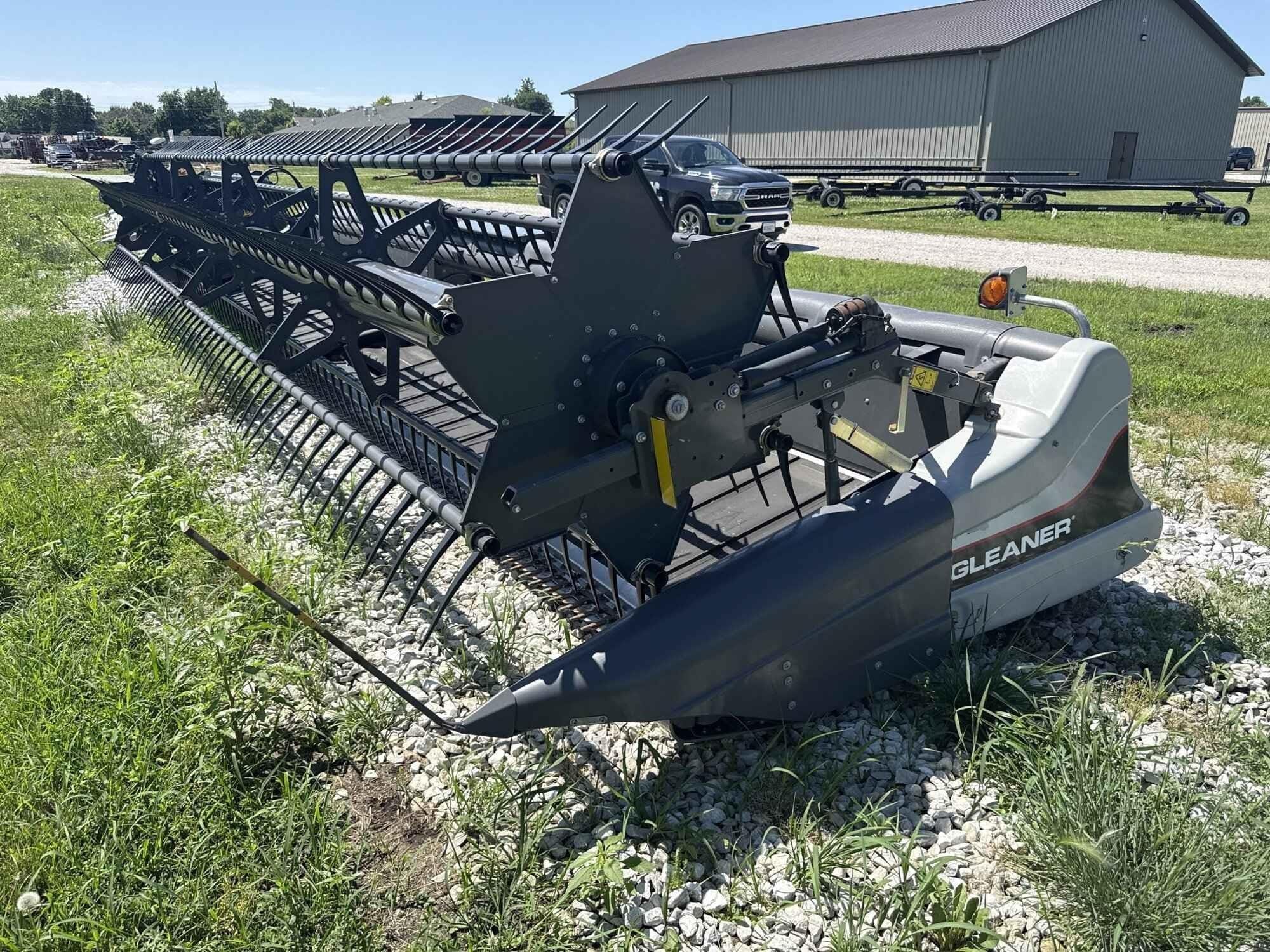 2018 Gleaner 9255 Equipment Image0