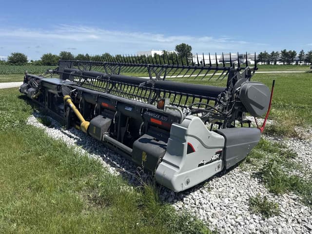 Image of Gleaner 9255 equipment image 4