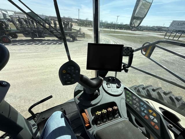 Image of Gleaner S97 equipment image 4