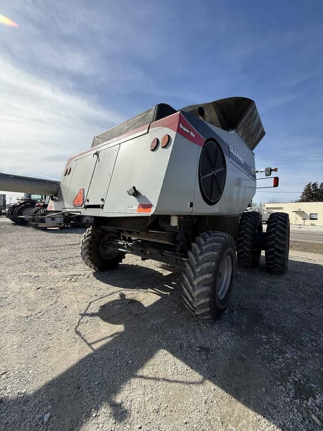 Image of Gleaner S97 equipment image 3
