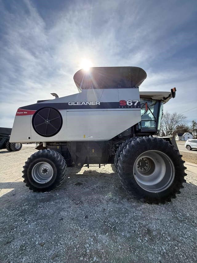 Image of Gleaner S97 equipment image 2