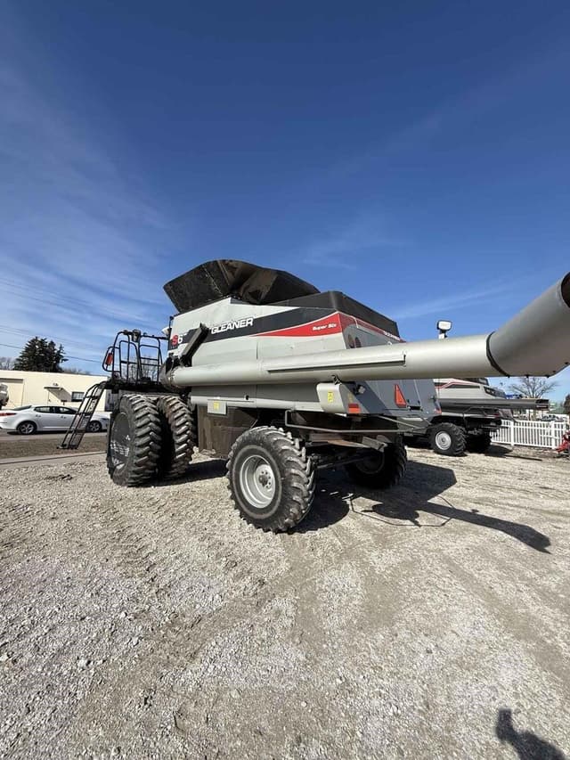Image of Gleaner S97 equipment image 4