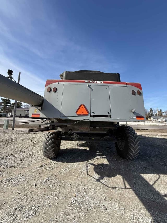 Image of Gleaner S97 equipment image 4