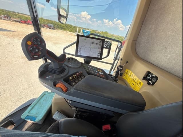 Image of Gleaner S97 equipment image 4