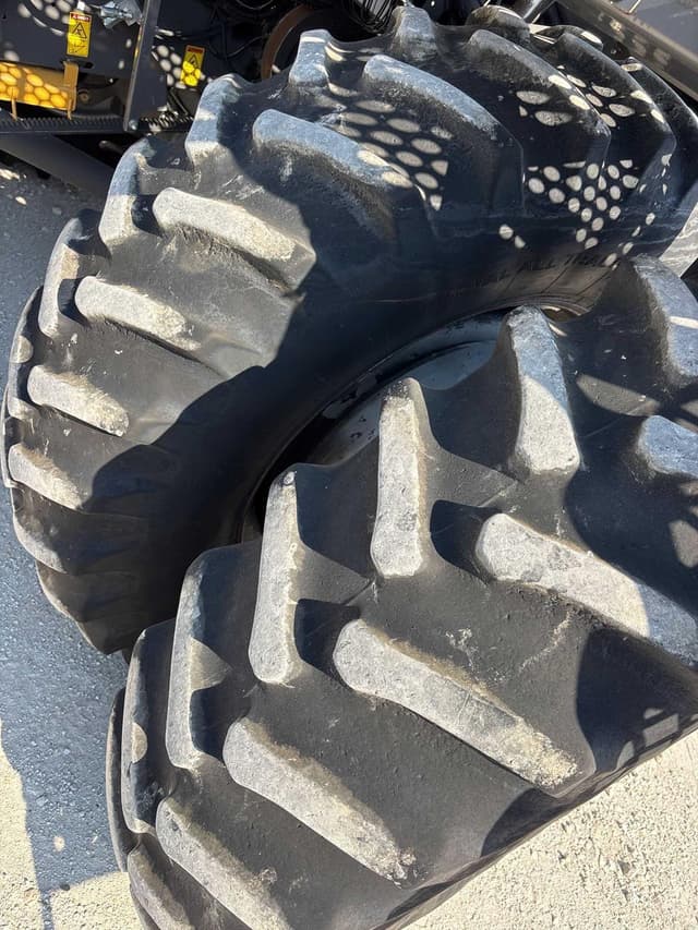 Image of Gleaner S97 equipment image 1