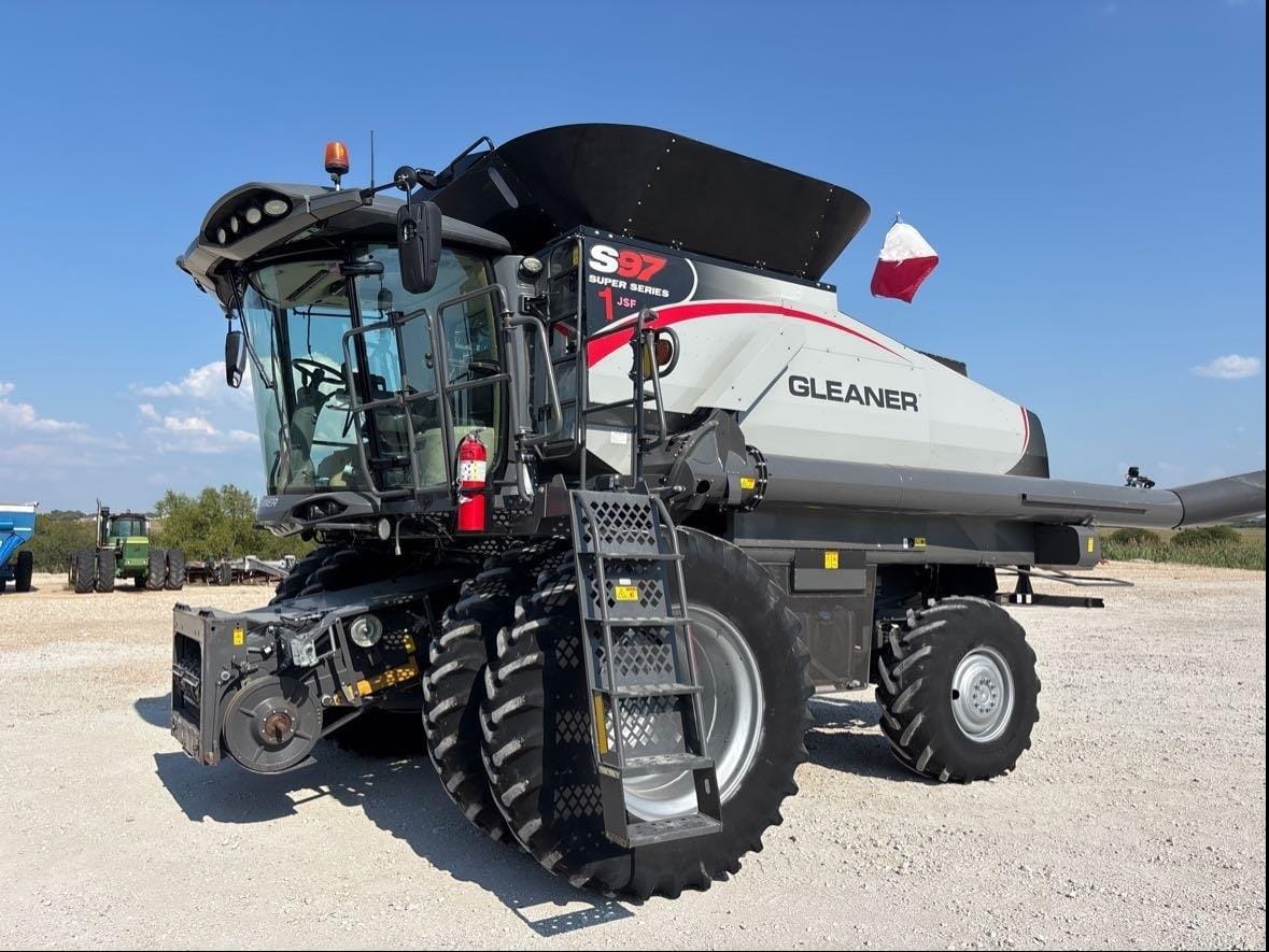 2018 Gleaner S97 Equipment Image0