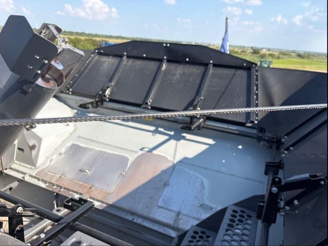 Image of Gleaner S97 equipment image 3