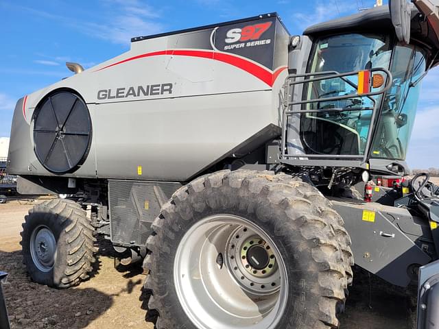 Image of Gleaner S97 equipment image 1